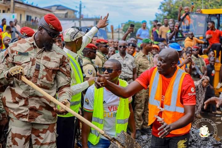 Colonel Mamdi Doumbouya au cœur de l’assainissement dans les communes de Matoto et Matam.