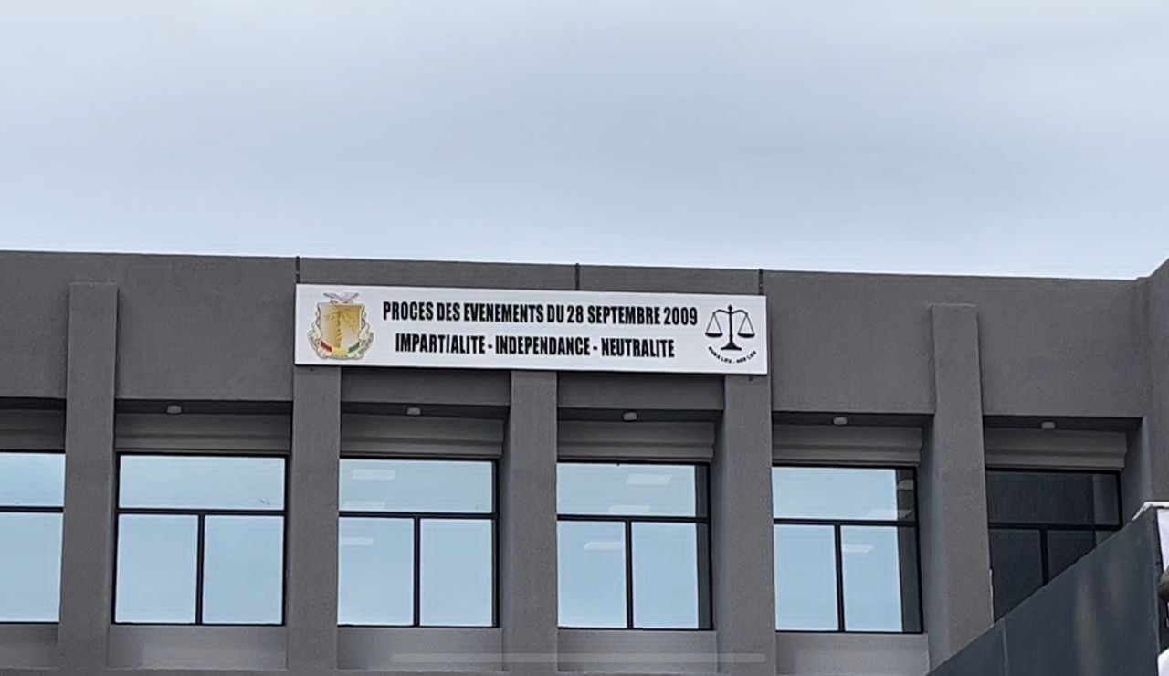 Procès des massacres du 28septembre: Dadis, Tiegoro, Pivi, devant le greffe du tribunal ad hoc.