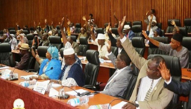 Guinée: à la place des vacances, les conseillers du CNT prennent congés.
