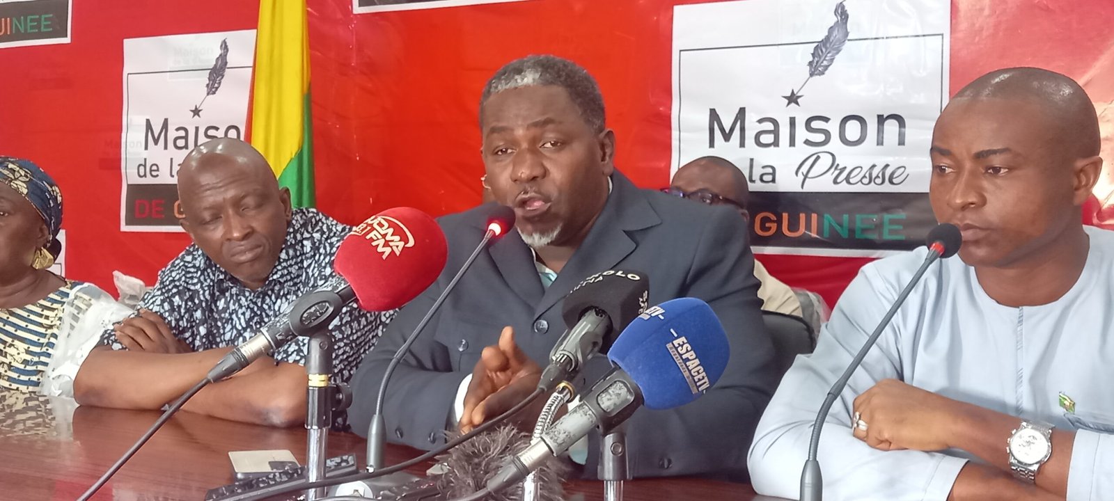 Report de la signature et publication du contenu du dialogue: un collectif hausse le ton et menace de se désolidariser.