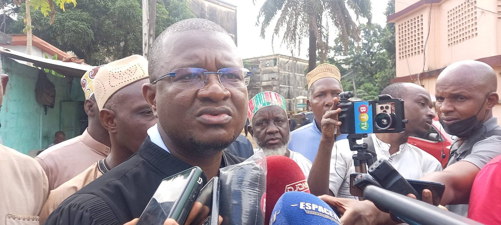 Non comparution de l’ancien ministre Ibrahima Kourouma: quand sa défense accuse la CRIEF et s’oppose à l’argument du parquet de Dixinn.