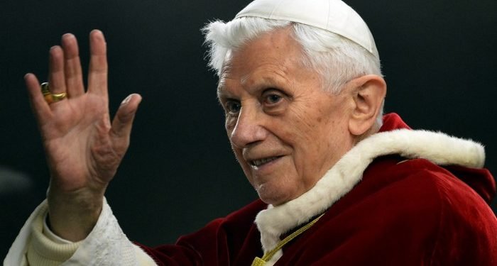 Mort de Benoît XVI: le difficile pontificat du premier pape émérite