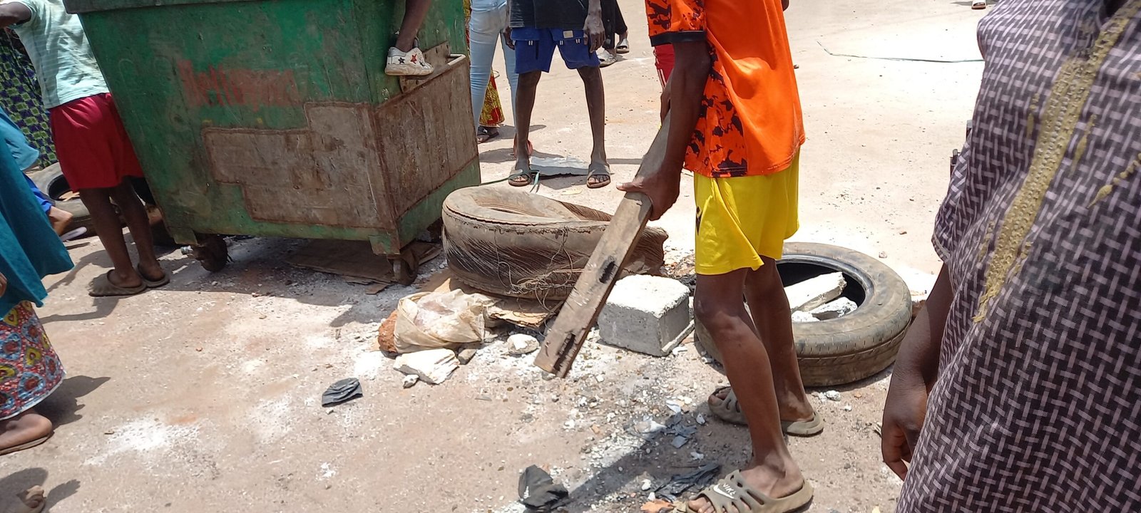 Conakry, délestage du courant électrique:la tention monte, circulation bloquée à coloma2