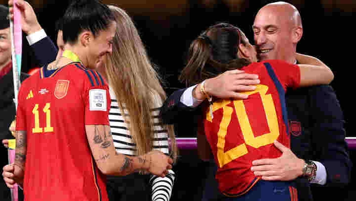 Baiser forcé: le patron du foot espagnol, Luis Rubiales, refuse de démissionner