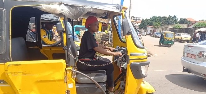 Conakry: à la rencontre d’Aïssatou Sow taxiwoman de tricycle.