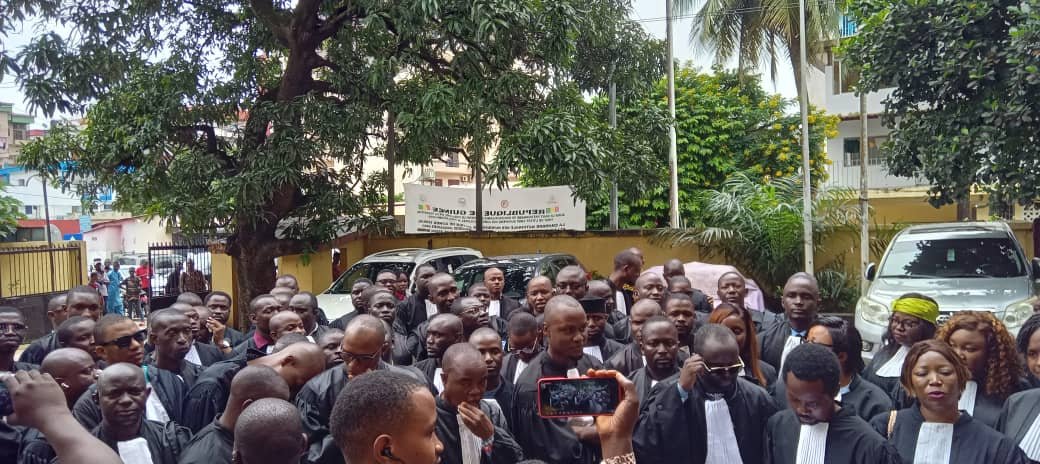 Guinée: des magistrats protestent devant la cour suprême et la cour promet des décisions.