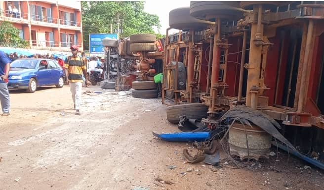 Accident à Gbessia: un camion remorque se renverse et fait des dégâts.