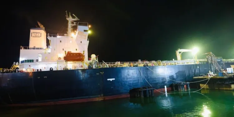 Crise de carburant: un navre contenant du gasoil accoste à Conakry.