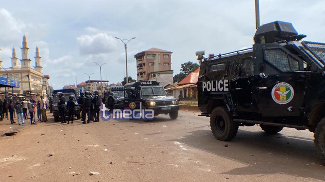 Des jeunes dans la rue entre Hamdallaye et Bambeto.