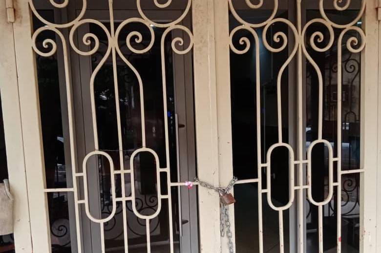 A cause de plusieurs années de loyer impayées, les portes des directions d’un ministère fermées, par une agence immobilière